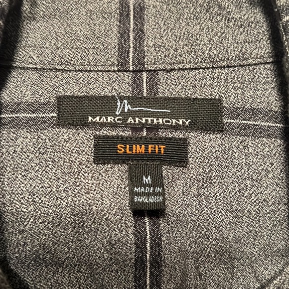 Medium Slim fit Marc Anthony button down shirt. - Picture 2 of 4